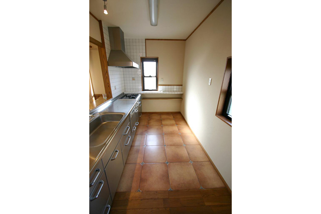 壁と床にタイルを貼り、きれいを保てるキッチン。