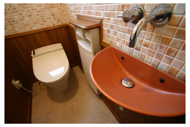 １階トイレ　モザイクタイルも同系色で落ち着いたトイレ。