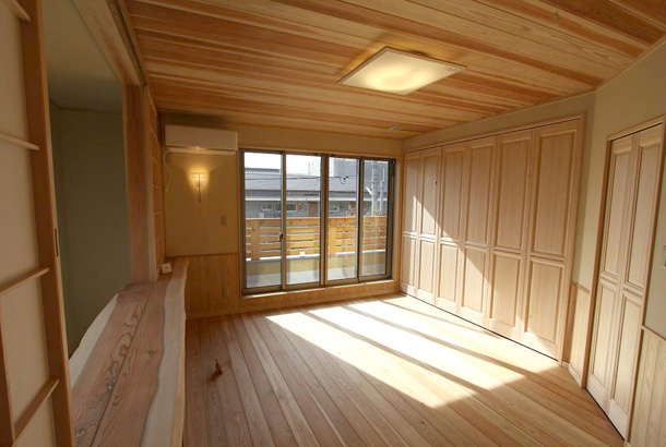 杉板の天井が心地良い眠りを誘う寝室。