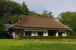 滋賀県比叡山のふもとにある自給自足の家、「麦の家」