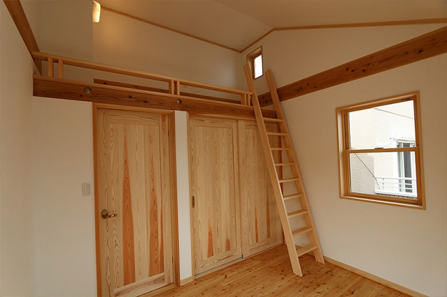 子供室。ロフトと勾配天井で気持ちいい開放感があります。